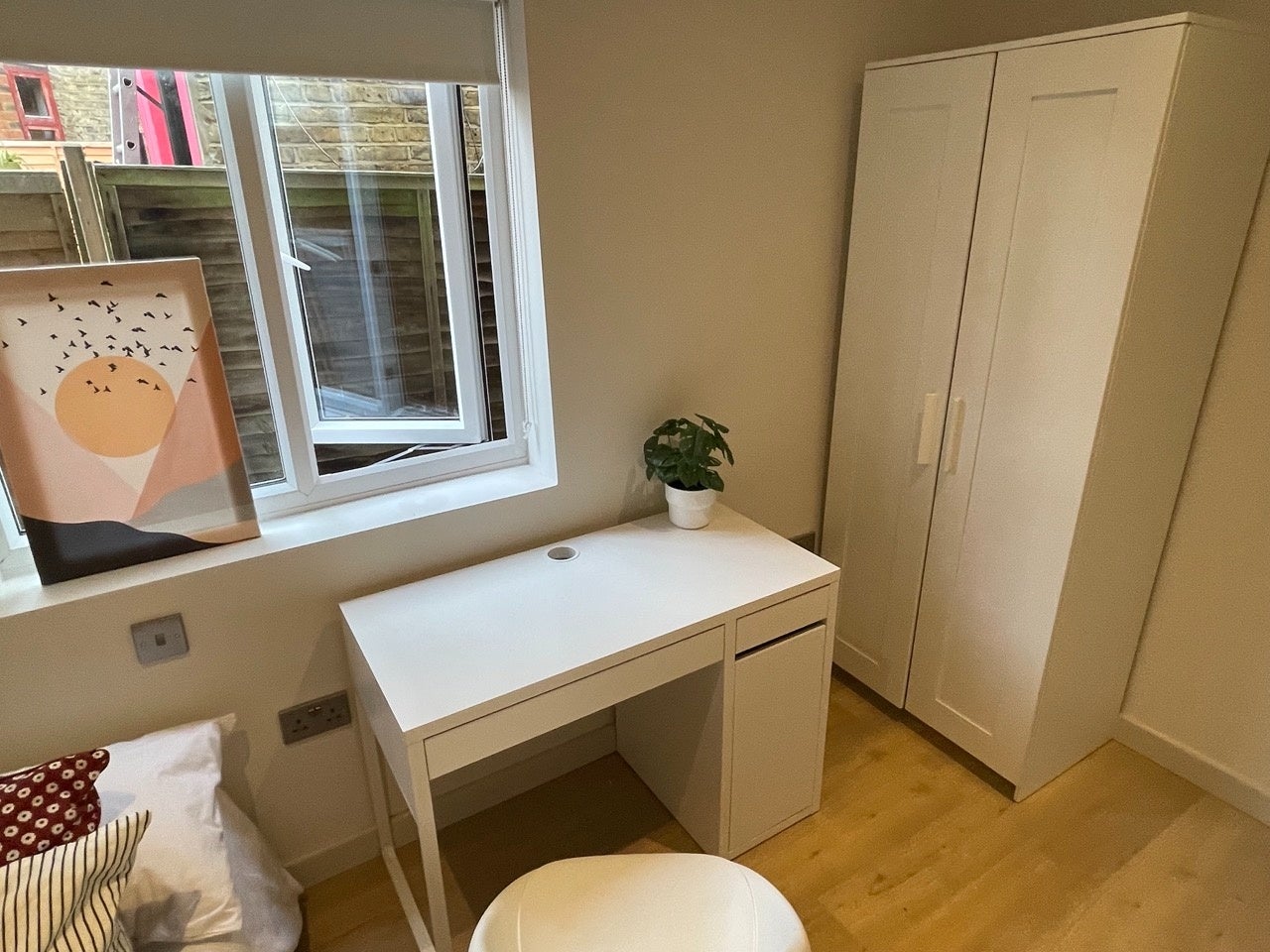 Room Hardman Road in Greater London
