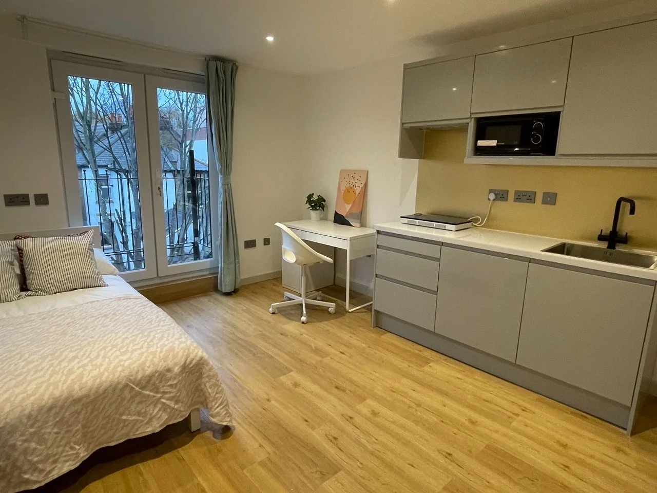 Room Hardman Road in Greater London