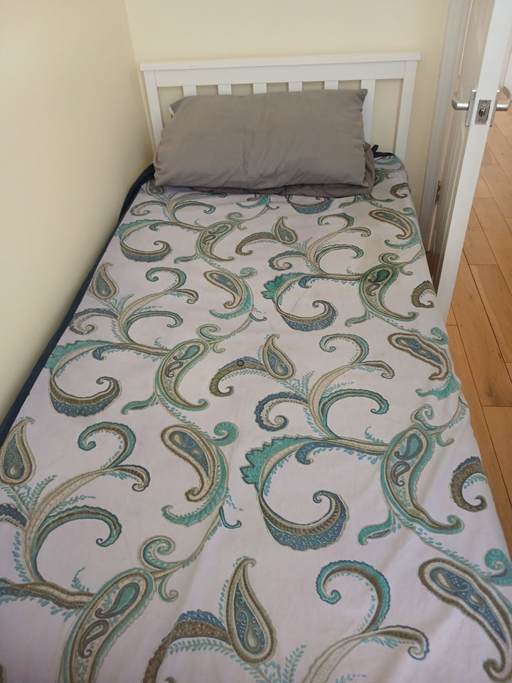 Room Woodland Avenue in Slough
