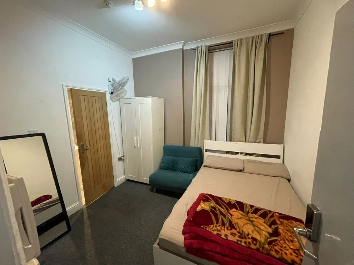 Room Commercial Road in London