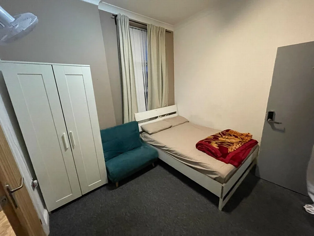 Room Commercial Road in London