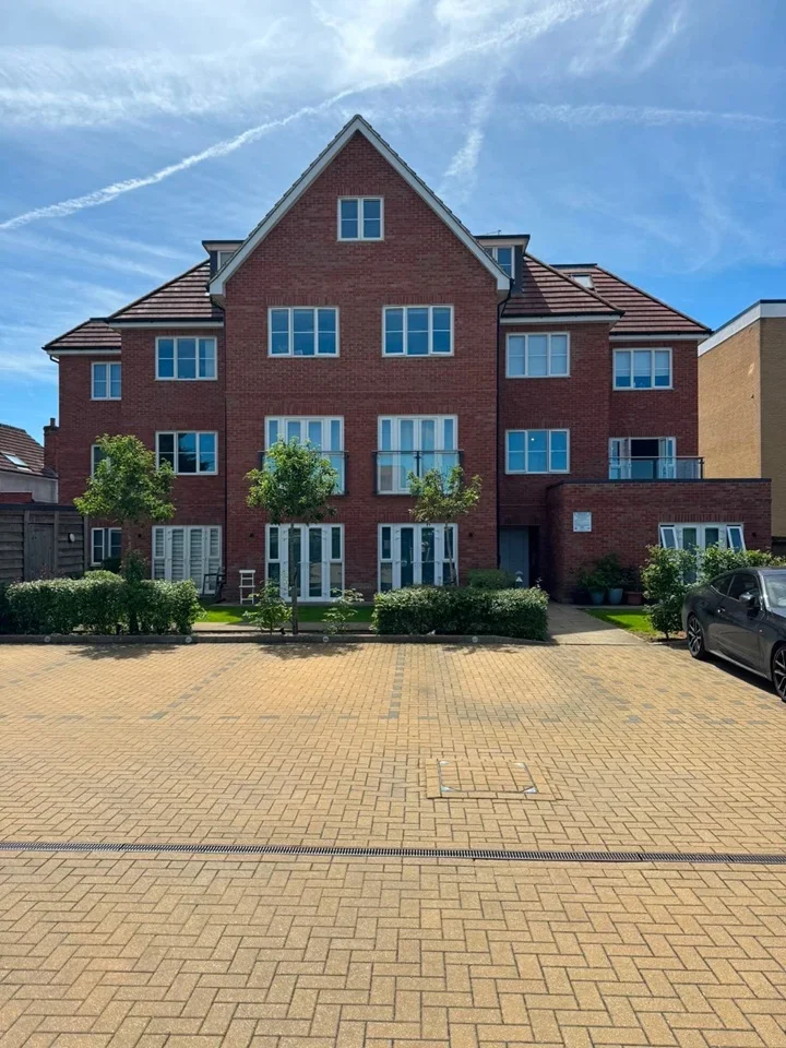 Flat Bathurst Walk in Richings Park
