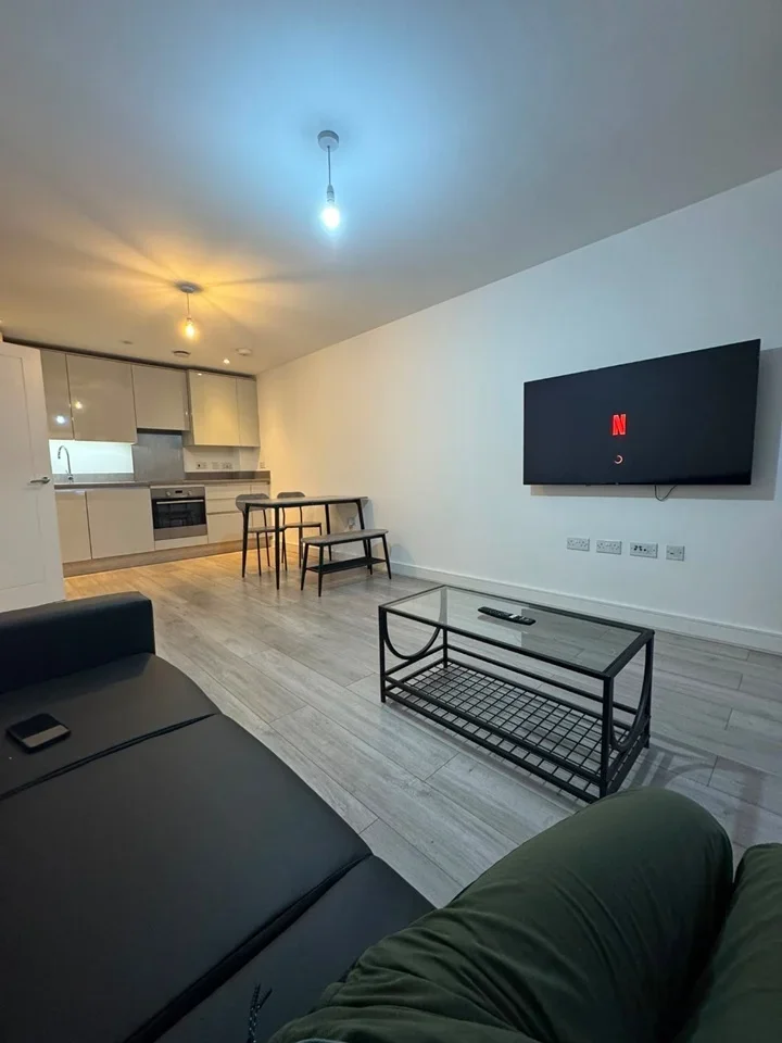 Flat Bathurst Walk in Richings Park