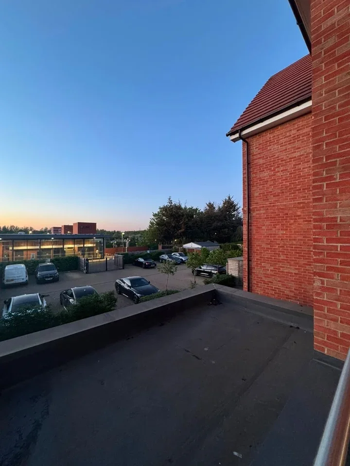 Flat Bathurst Walk in Richings Park