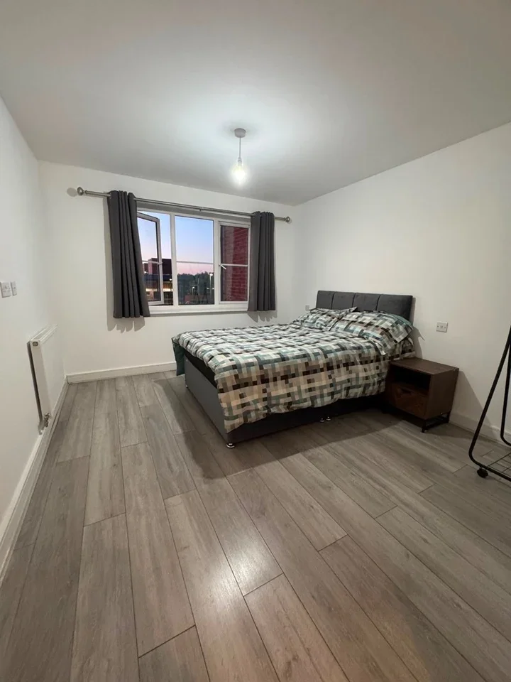 Flat Bathurst Walk in Richings Park