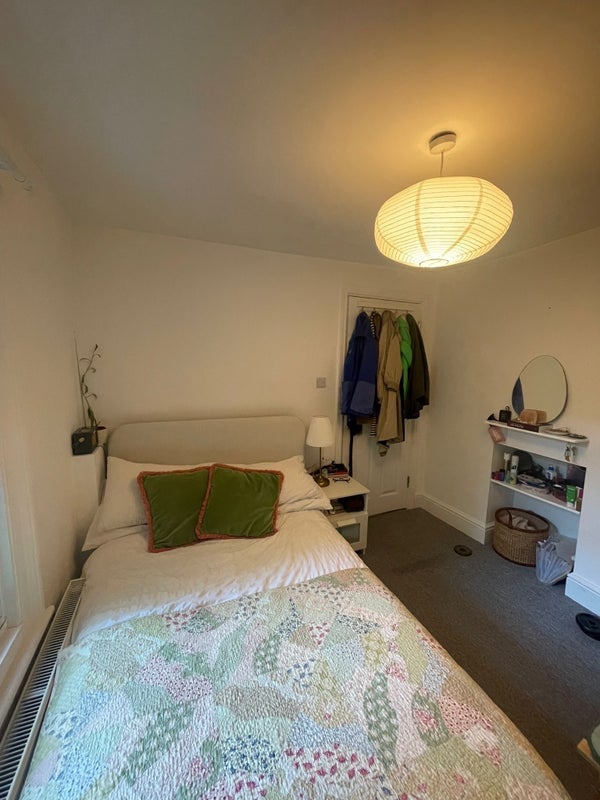 Room Ropery Street in Greater London