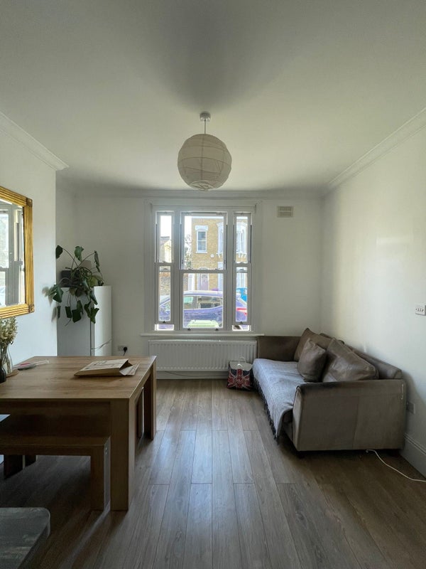 Room Ropery Street in Greater London