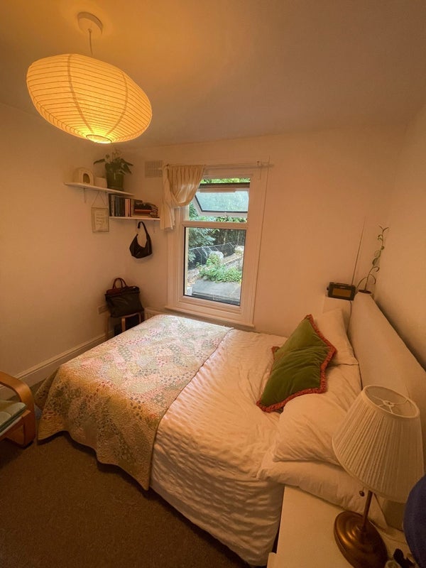 Room Ropery Street in Greater London