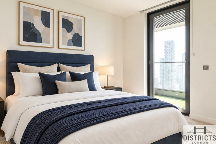 Flat South Quay Walk in Greater London