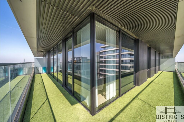 Flat South Quay Walk in Greater London