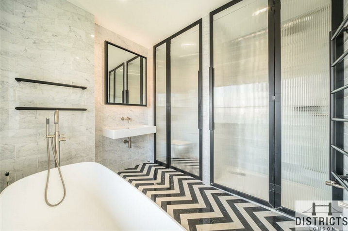 Flat South Quay Walk in Greater London