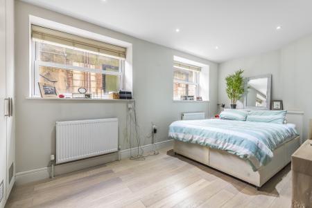 Flat Franklyn Road in Greater London