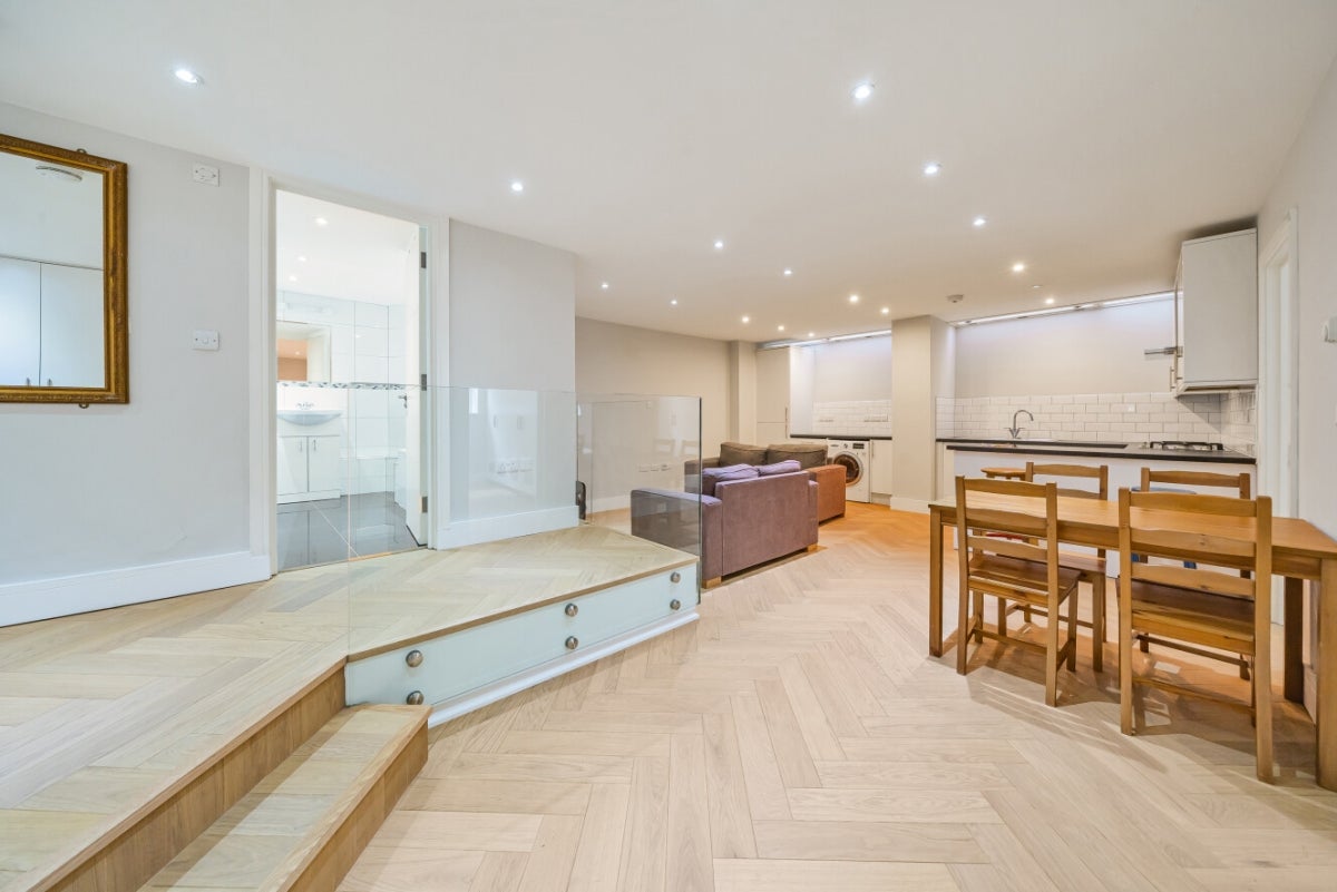Flat Franklyn Road in Greater London