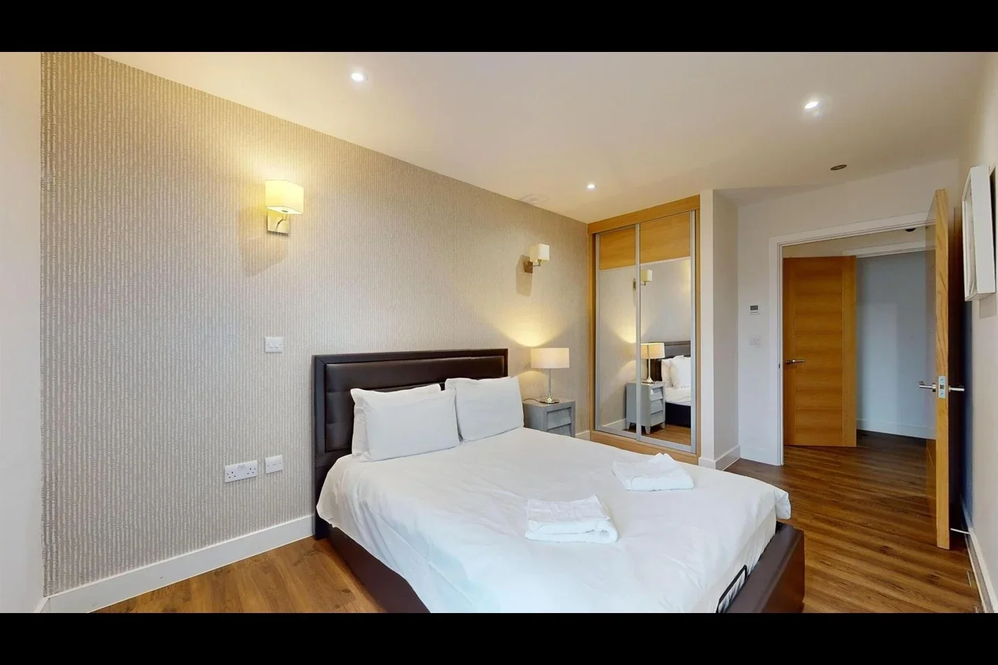 Flat Fairclough Street in Greater London