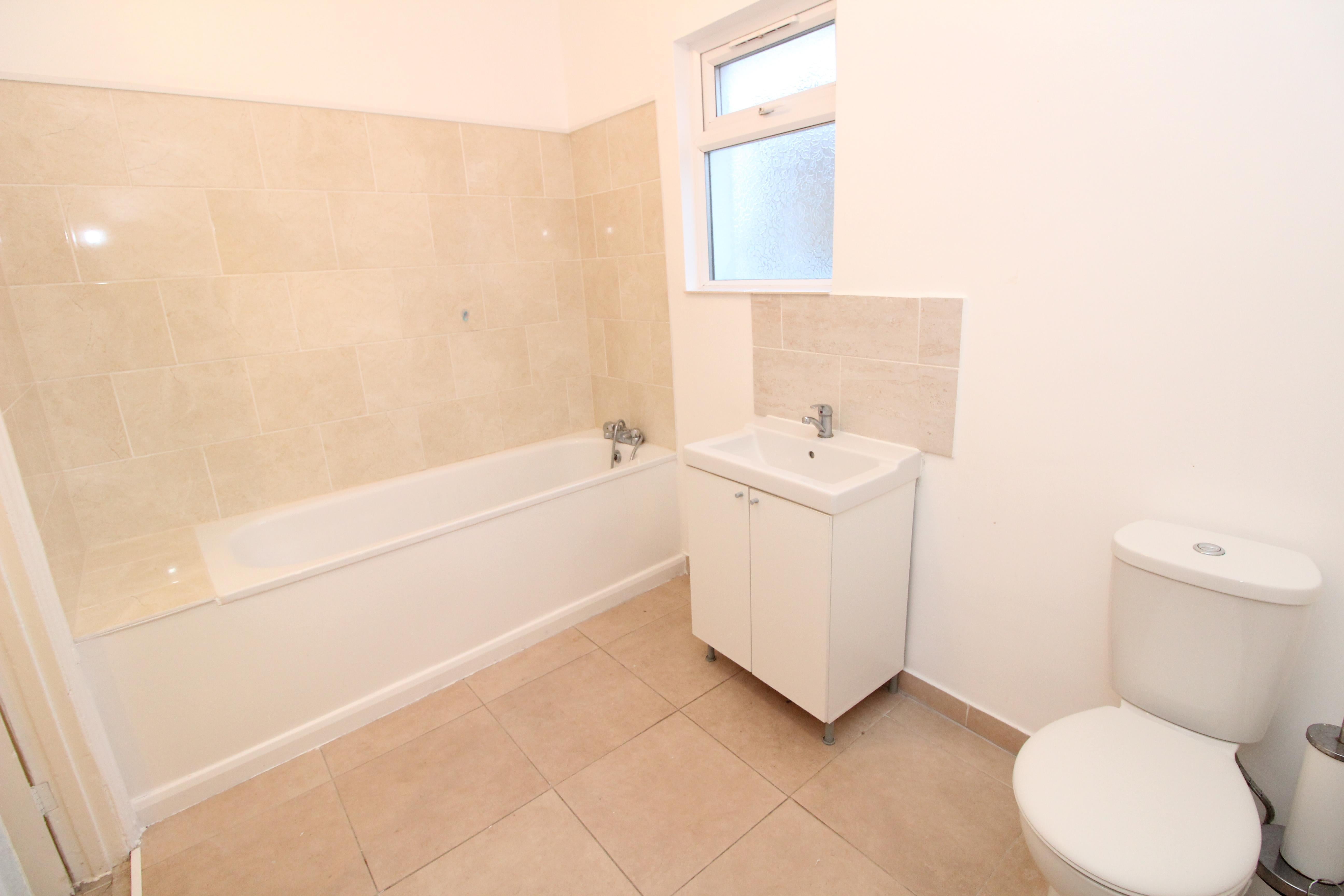 Flat Heaton Road in Greater London