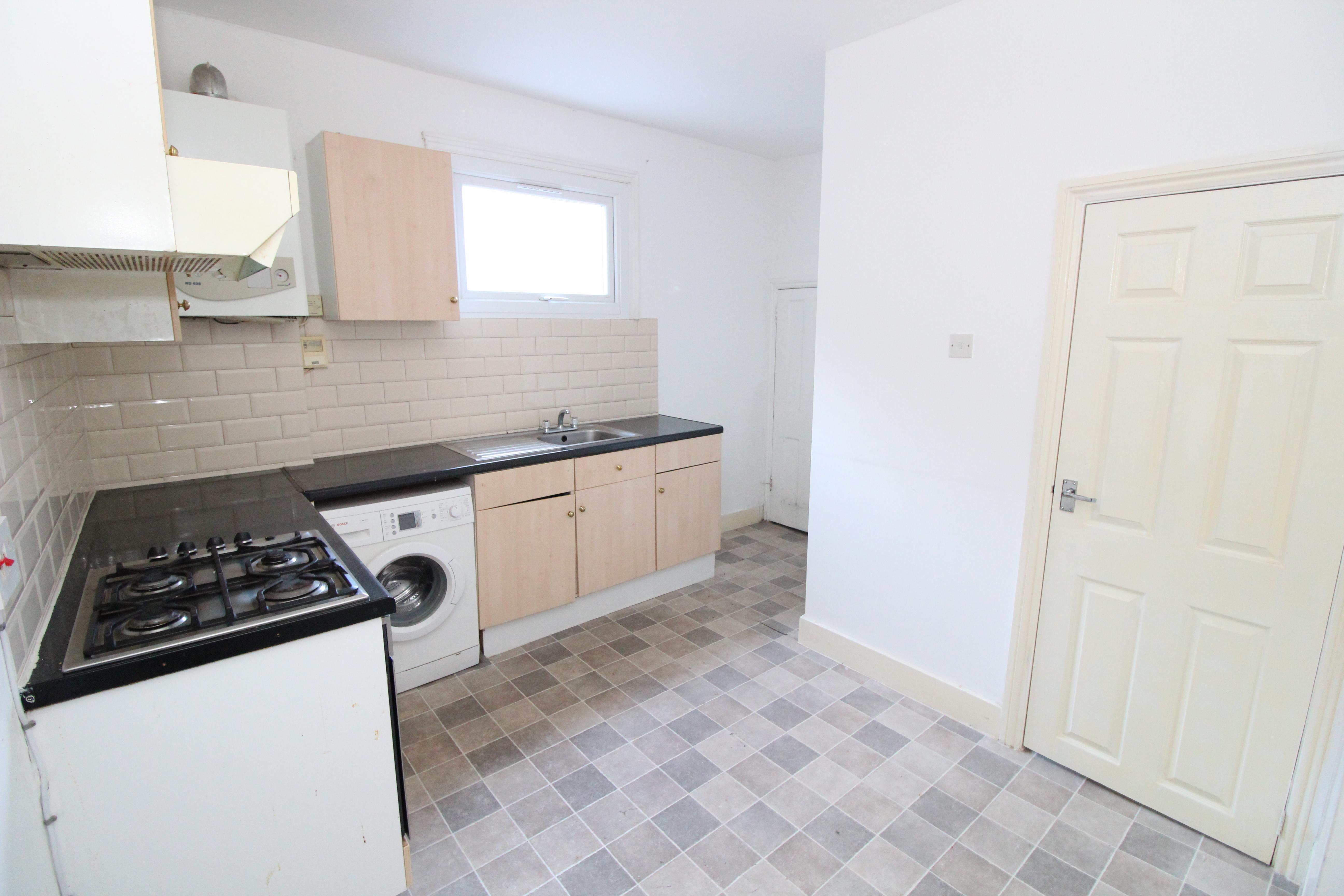 Flat Heaton Road in Greater London