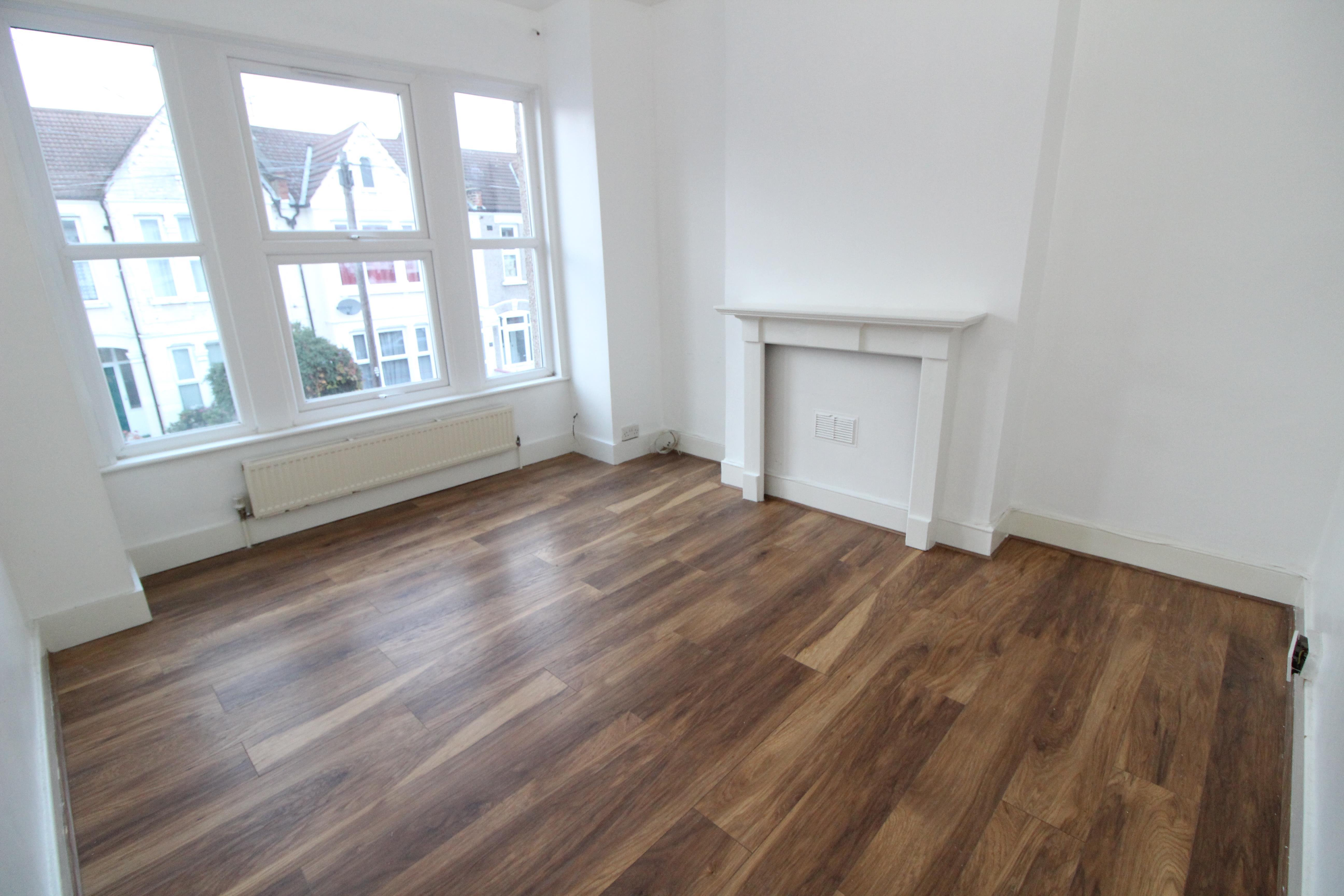 Flat Heaton Road in Greater London