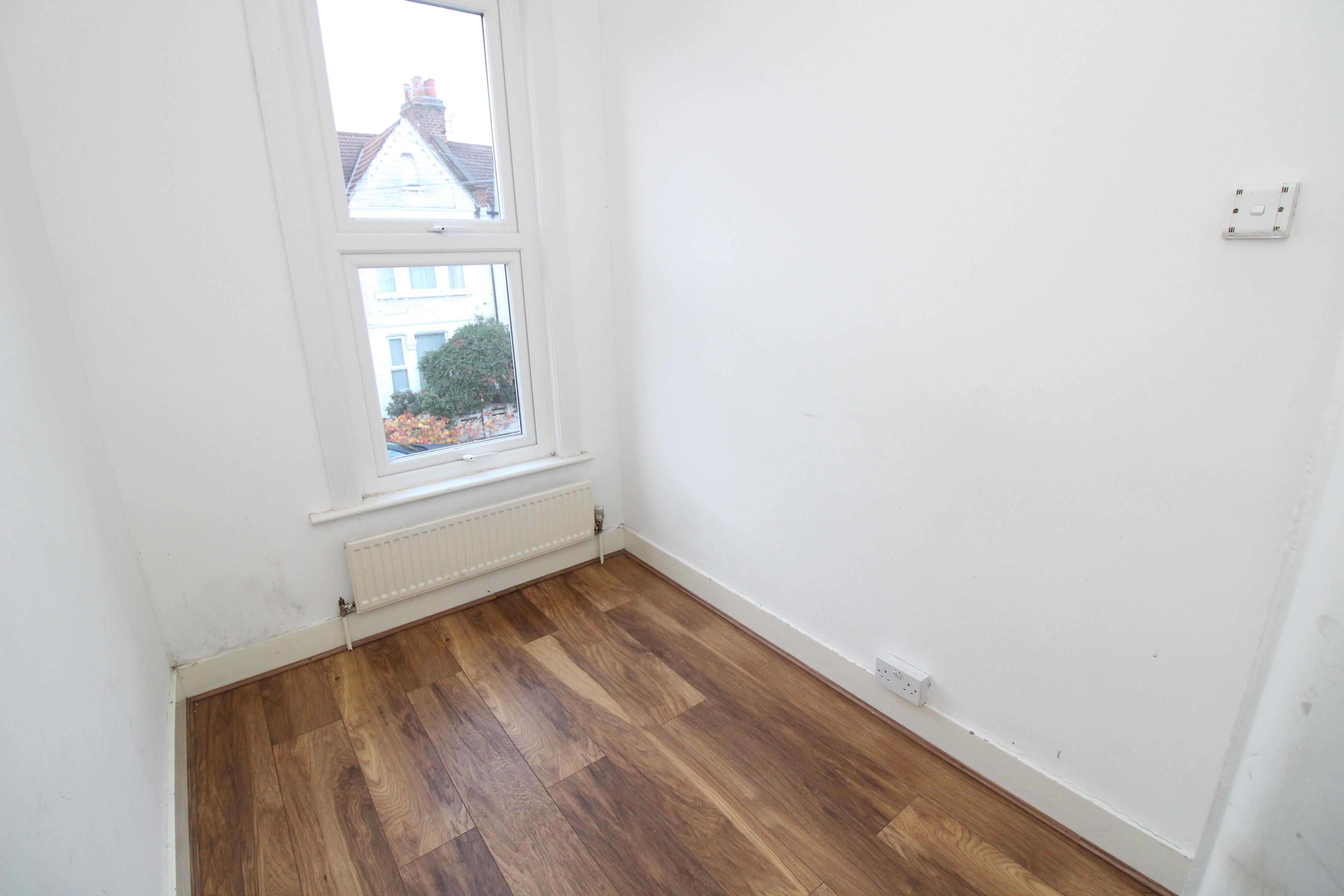 Flat Heaton Road in Greater London