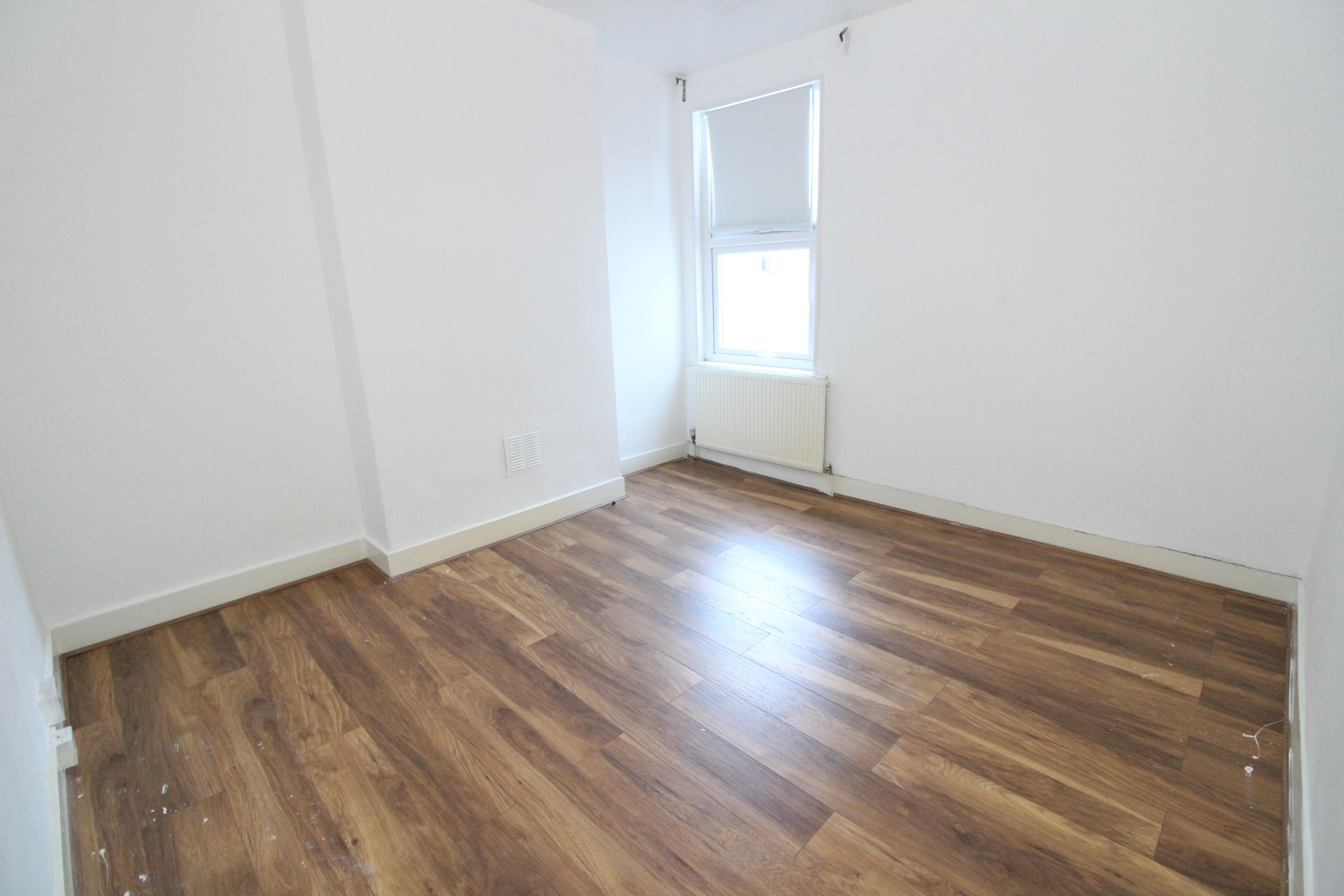 Flat Heaton Road in Greater London