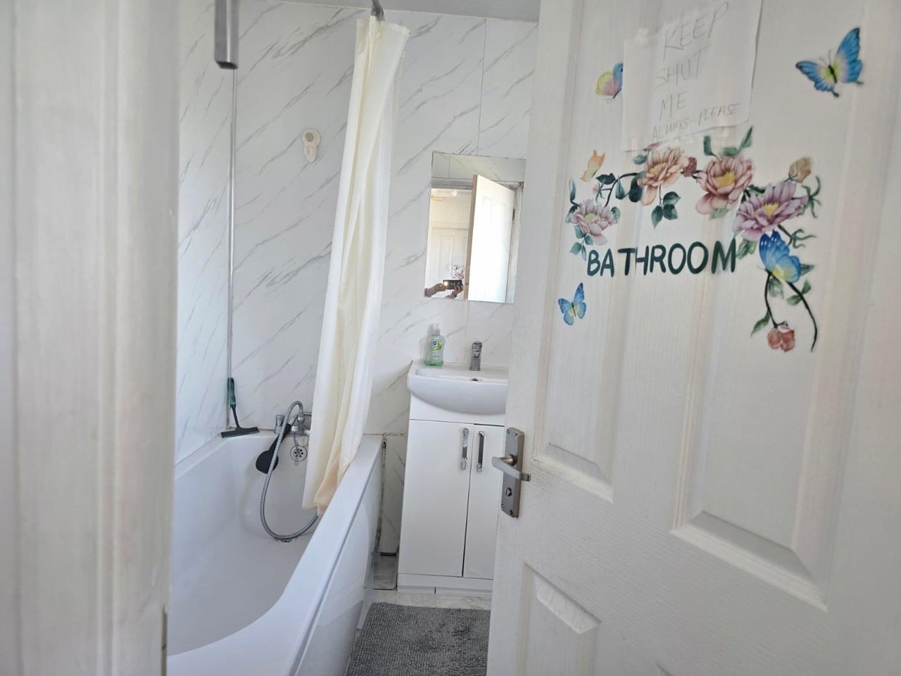 Room Morris Road in Greater London