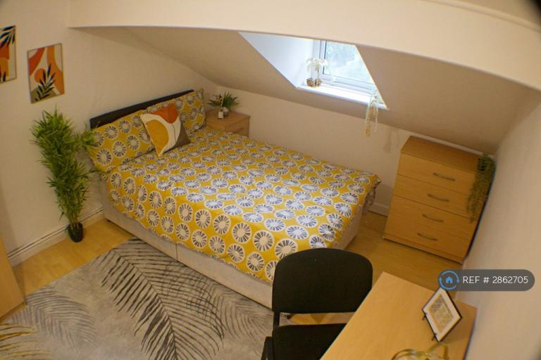 Room Westbury Street in Swansea