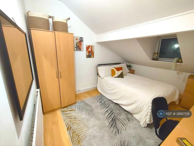Room Westbury Street in Swansea