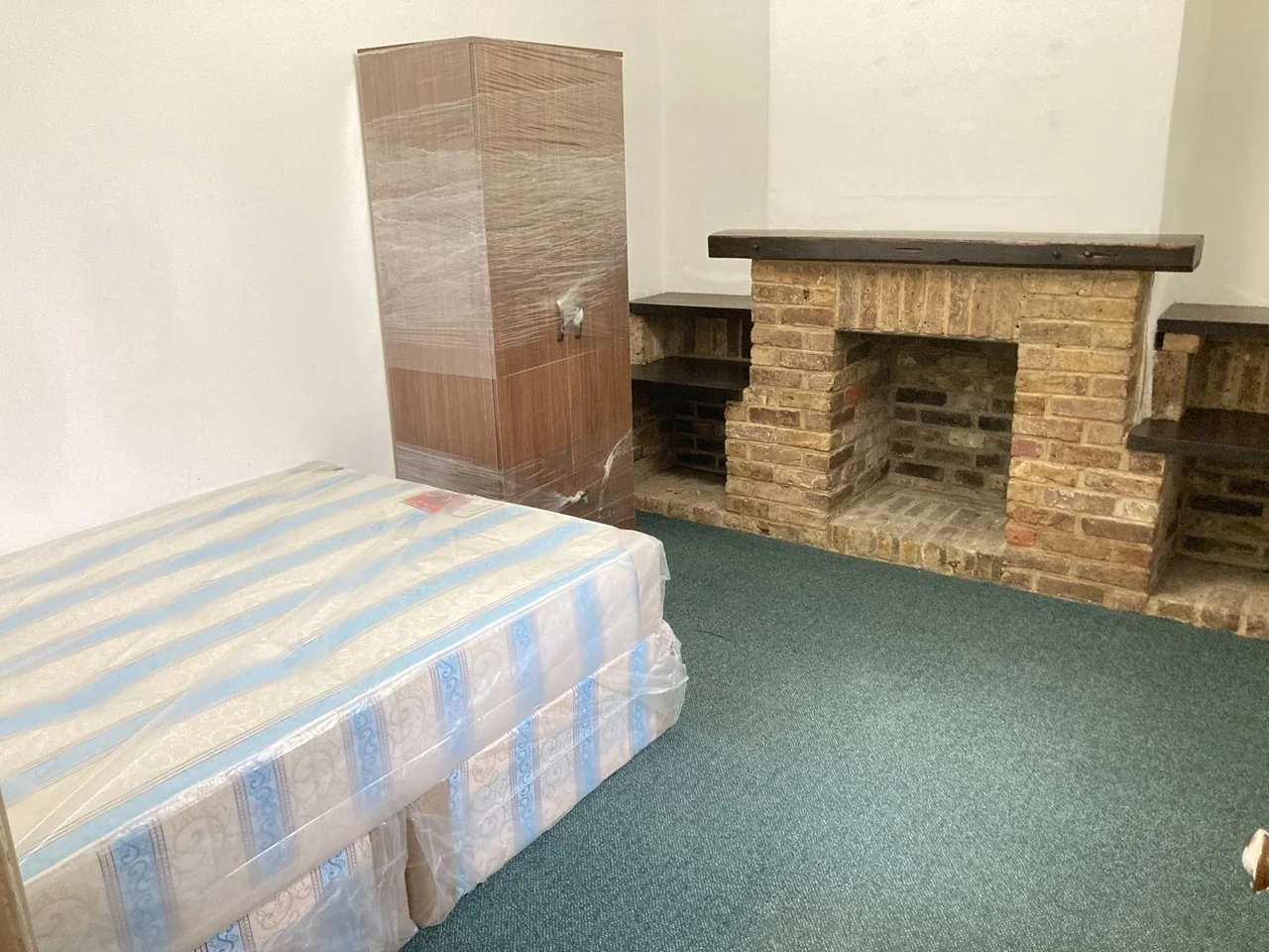 Room Kirn Road in Greater London