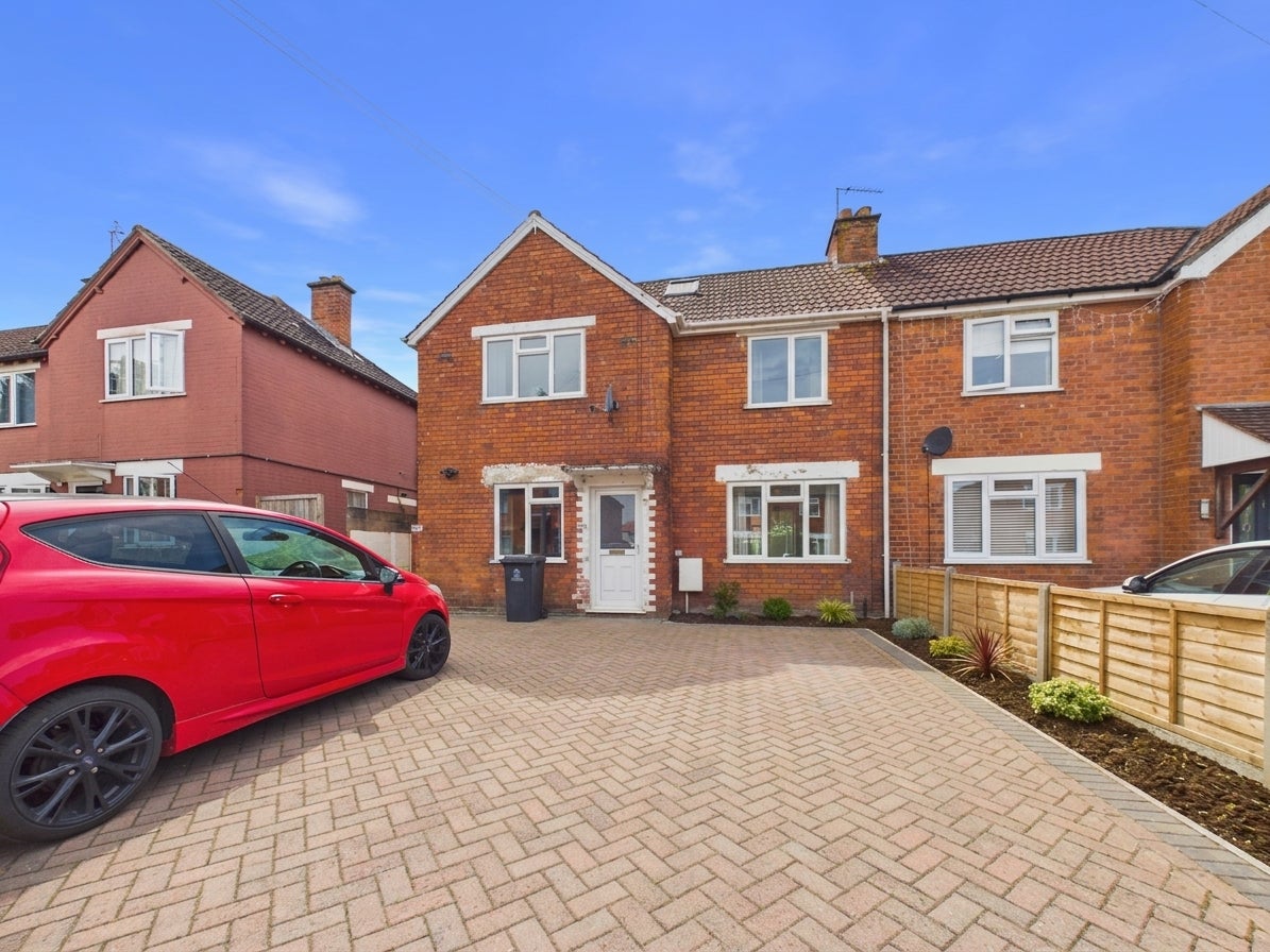 Flat Henley Place in Gloucester
