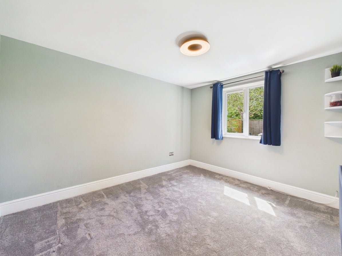 Flat Henley Place in Gloucester