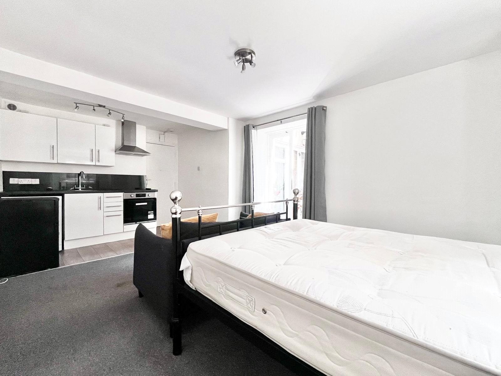 Flat Waldegrave Park in Greater London