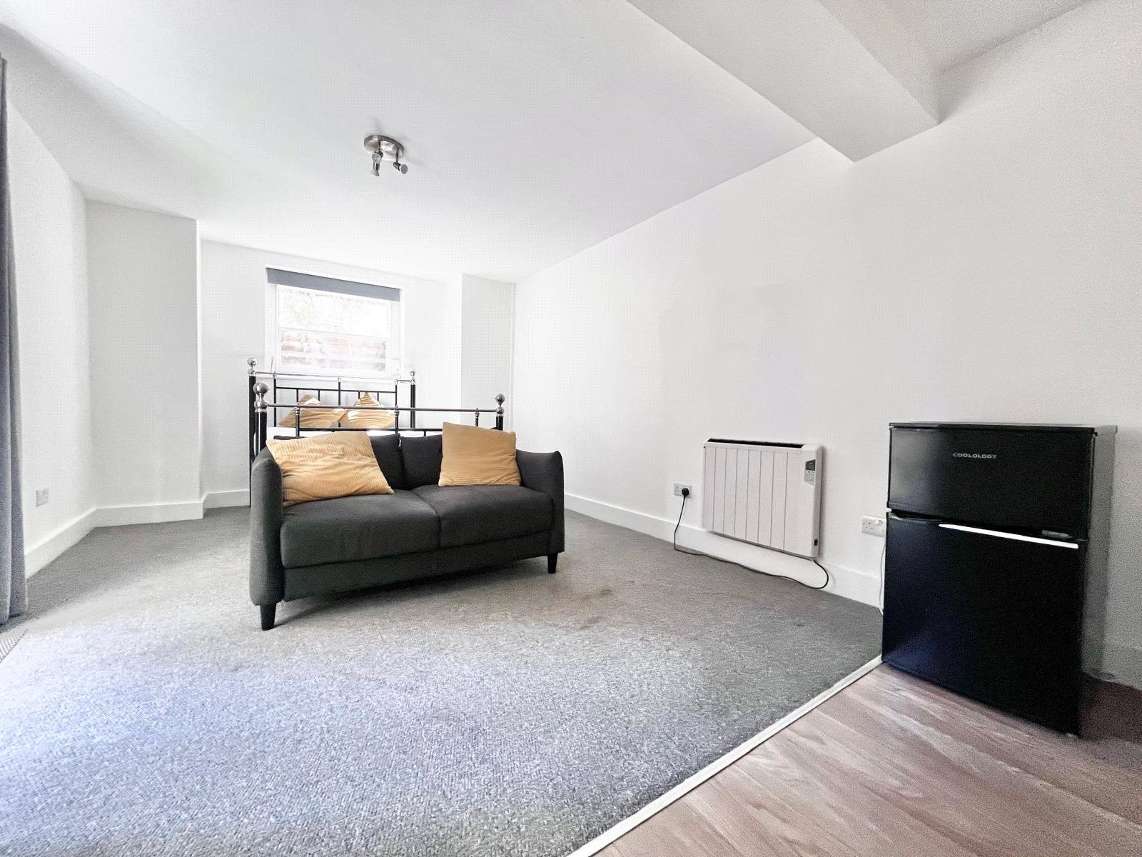 Flat Waldegrave Park in Greater London