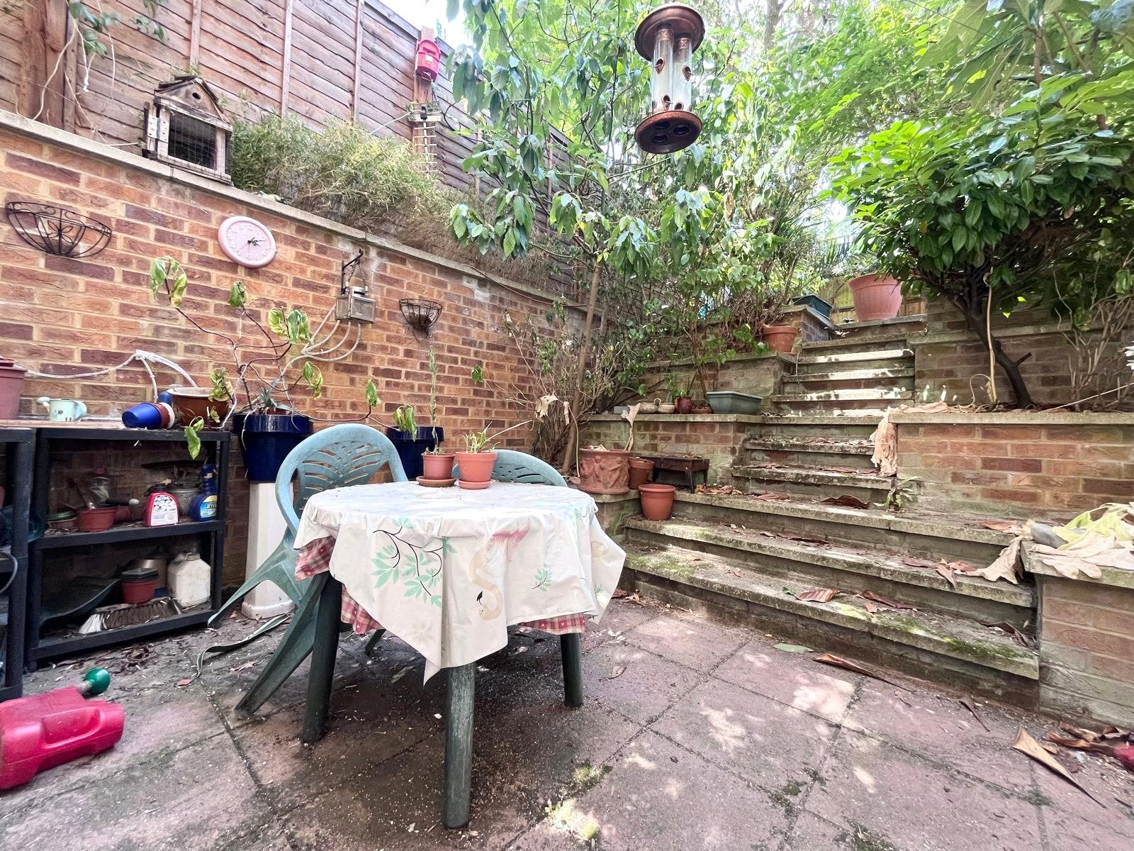 Flat Waldegrave Park in Greater London