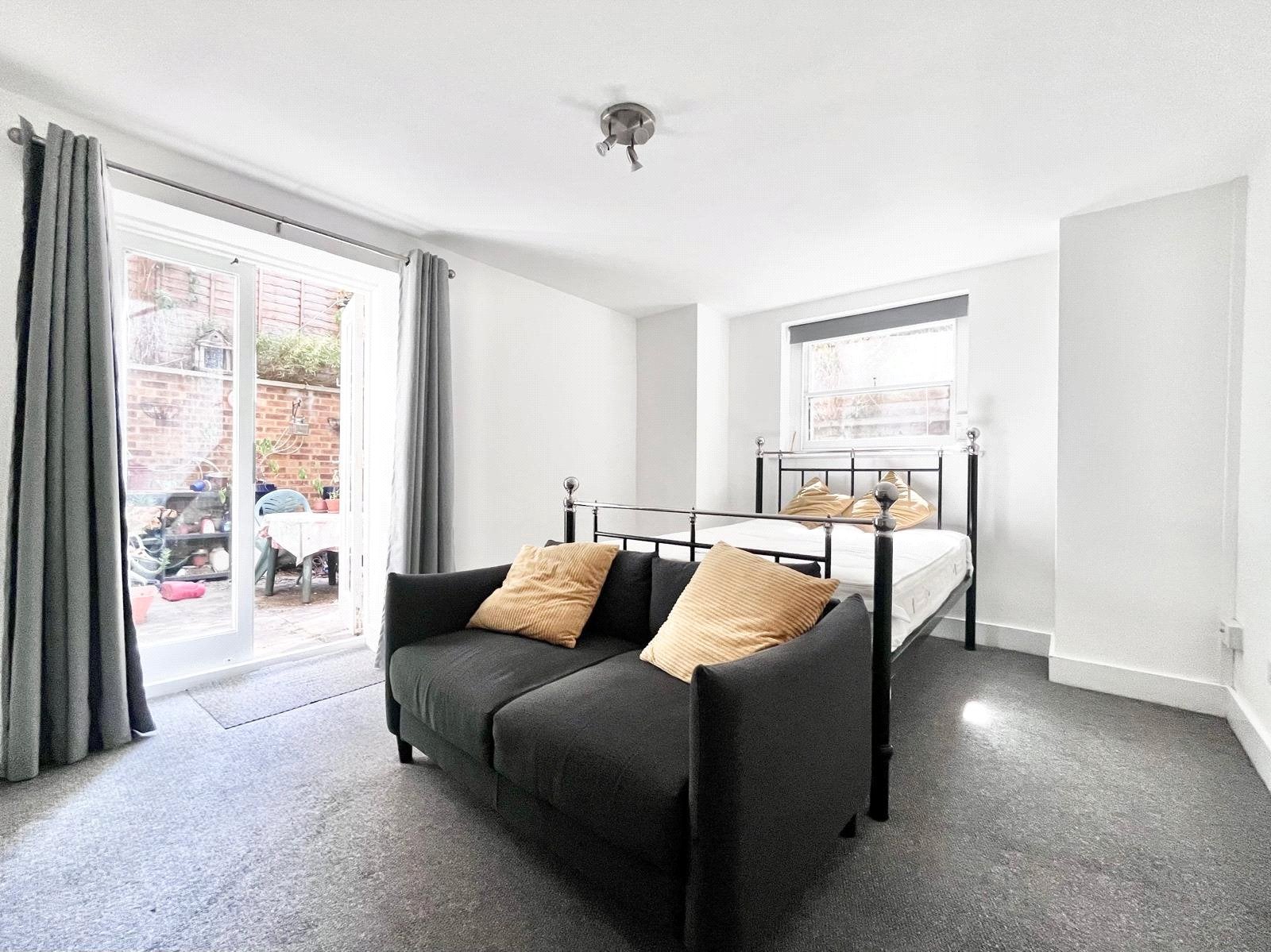 Flat Waldegrave Park in Greater London
