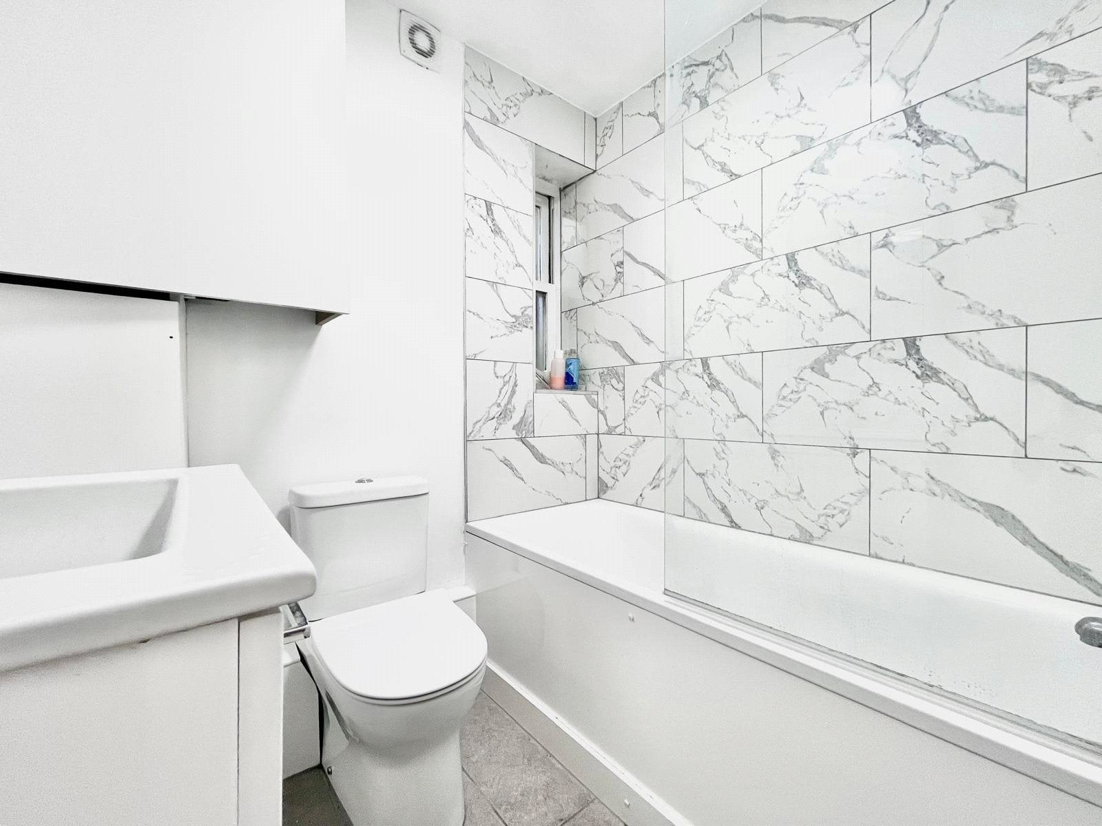 Flat Waldegrave Park in Greater London