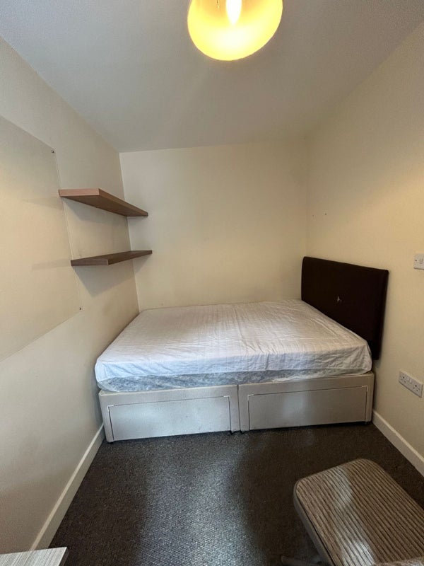 Room Heeley Road in Birmingham