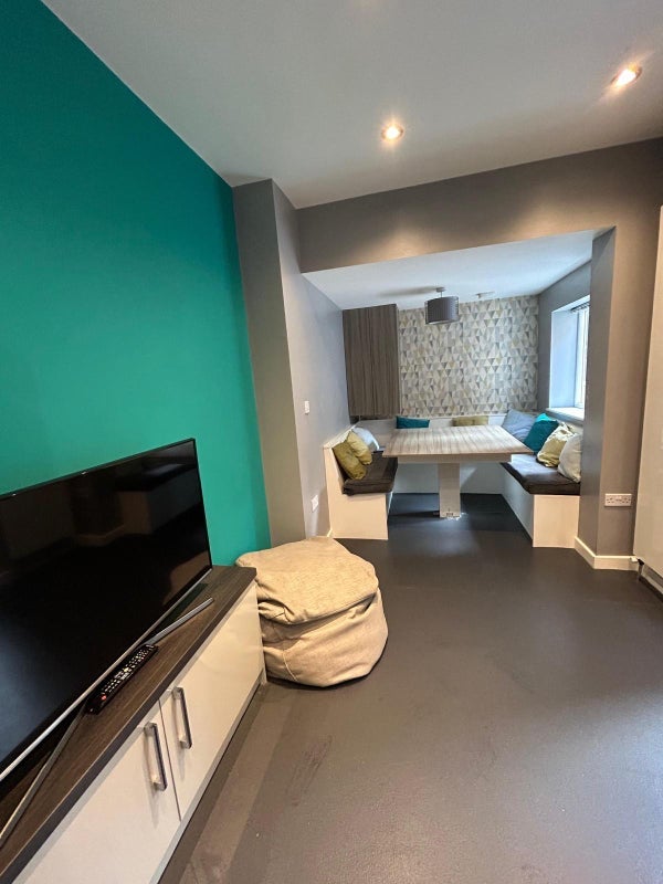 Room Heeley Road in Birmingham