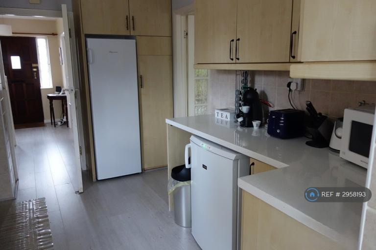 Room Spring Avenue in Borough of Runnymede