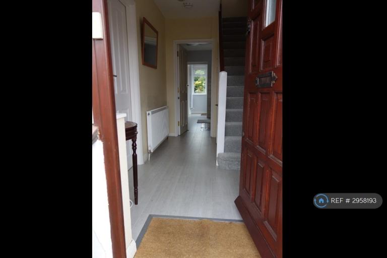 Room Spring Avenue in Borough of Runnymede