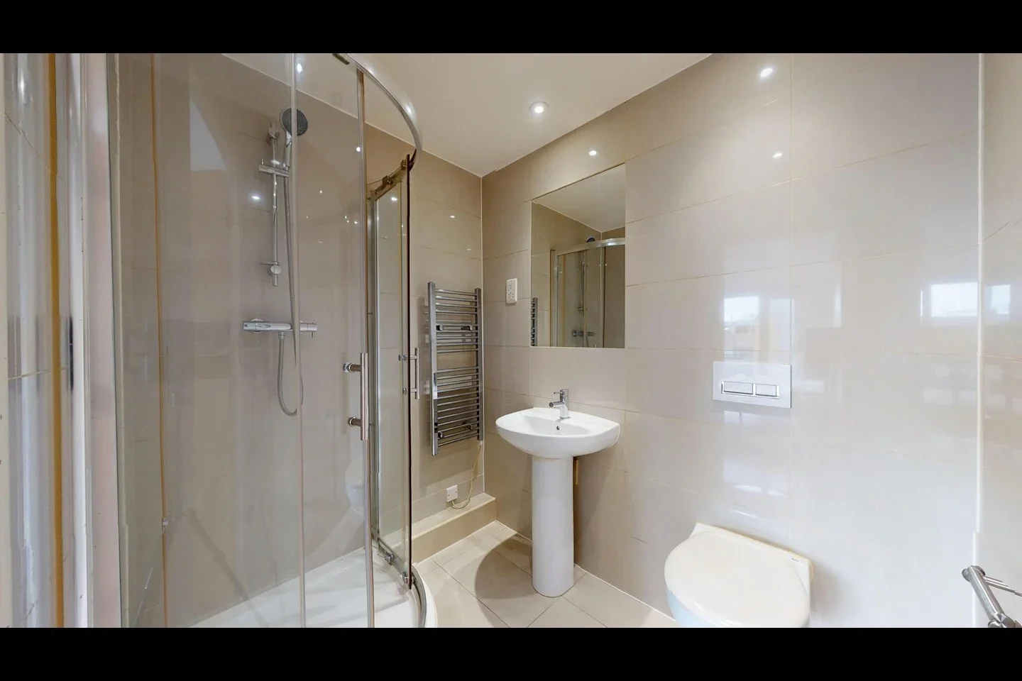 Flat Greenhill Way in Greater London