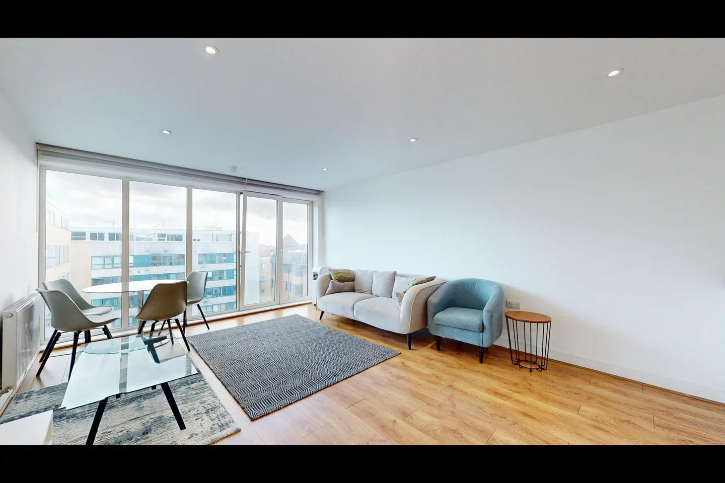 Flat Greenhill Way in Greater London