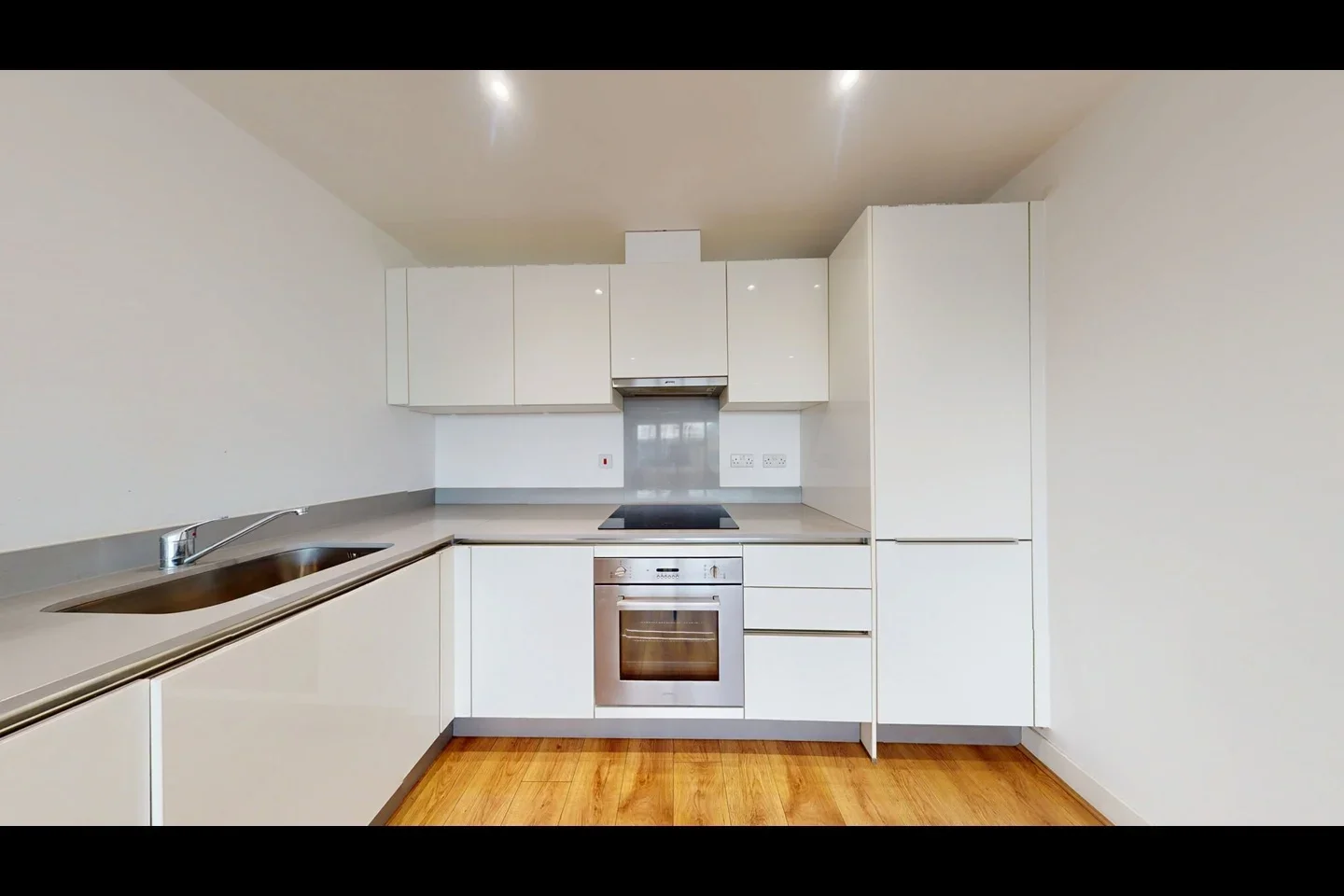 Flat Greenhill Way in Greater London