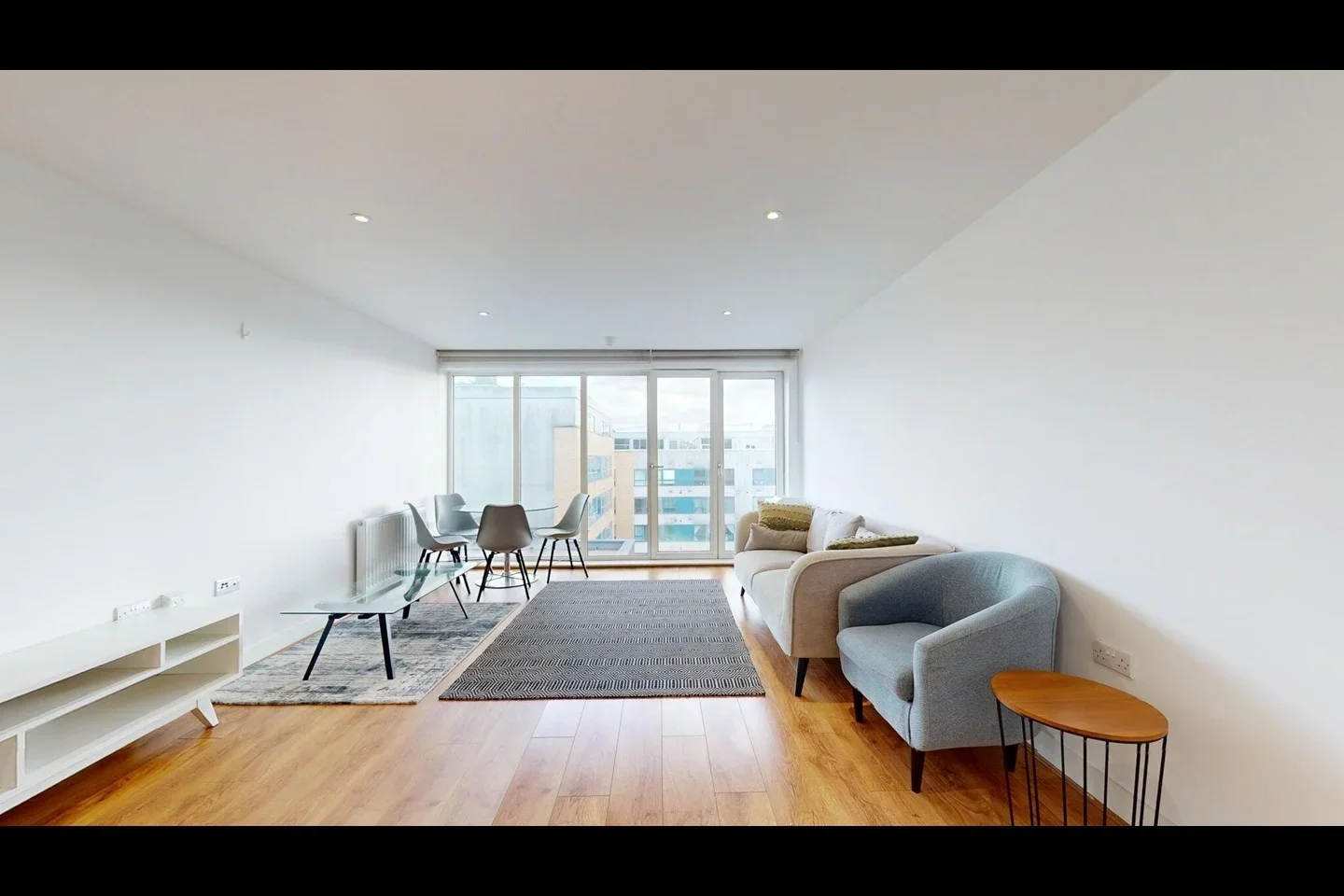 Flat Greenhill Way in Greater London