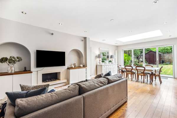 House Ellerton Road in Greater London