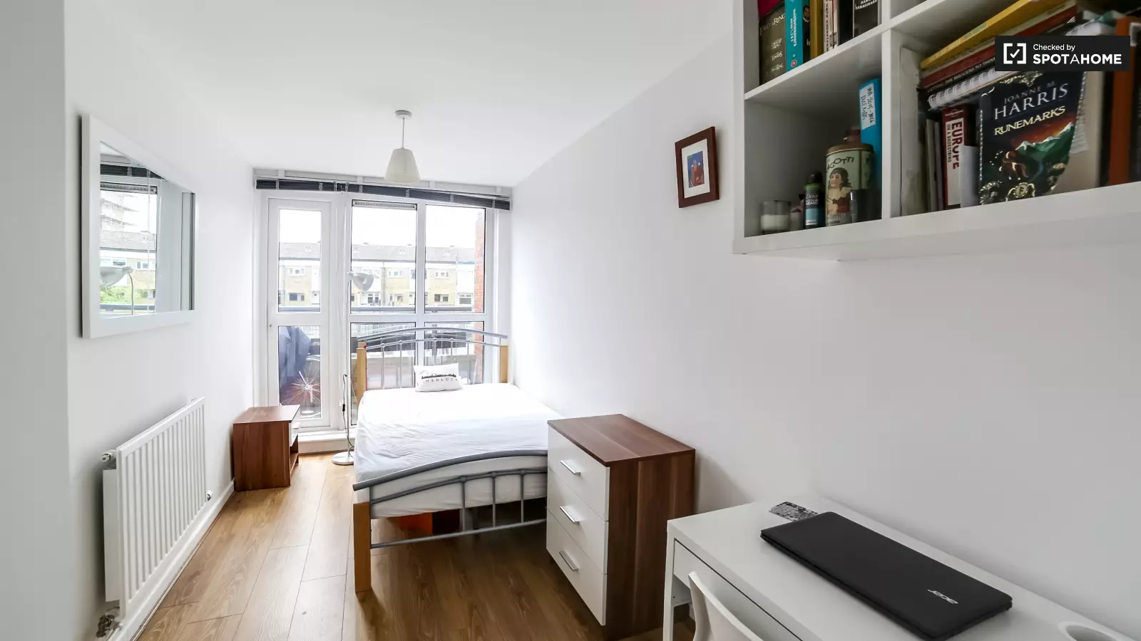Flat Candy Street in Greater London
