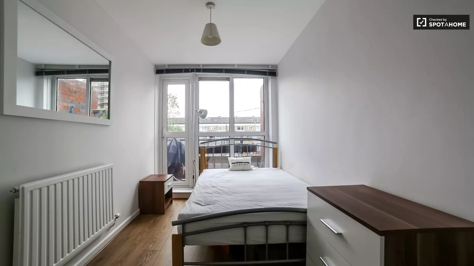 Room Candy Street in Greater London