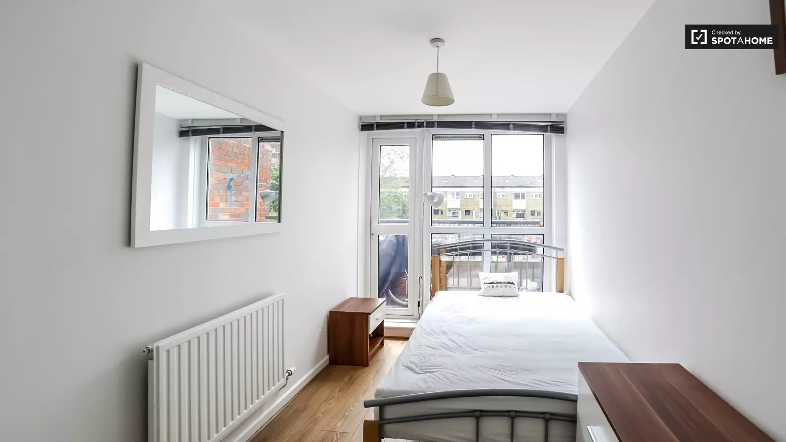 Room Candy Street in Greater London