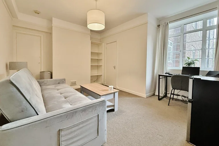 Flat Hammersmith Road in Greater London