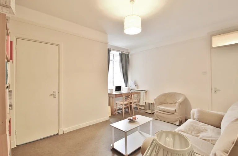 Flat Hammersmith Road in Greater London