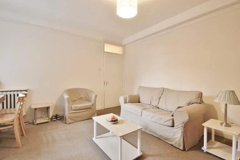 Flat Hammersmith Road in Greater London
