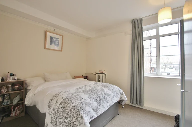 Flat Hammersmith Road in Greater London